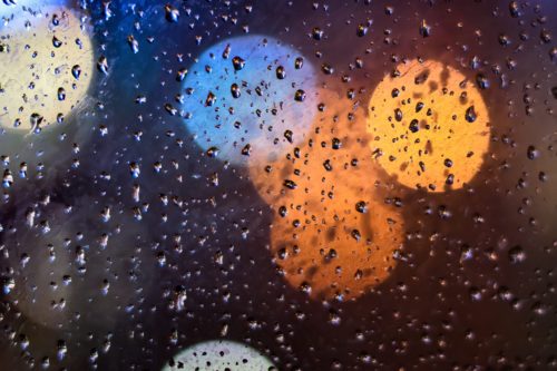 窓に雨が降っている様子を表現した写真
