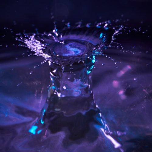 水上に水滴が落ちた瞬間のはじく様子