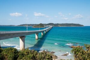 角島大橋と青い海の風景写真