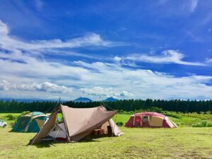青空キャンプ。テントとタープ。