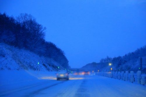 冬の高速道路 夜明け前