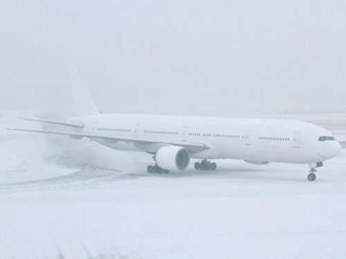 吹雪の中を行く飛行機