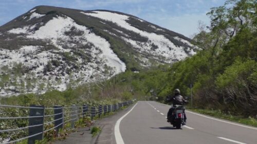 ニセコ残雪を臨むバイク