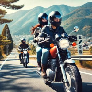 安全運転を心がけて日本の自然の中をバイクで走行しているカップル。